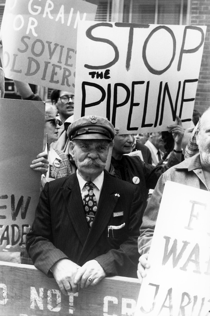 Porträt eines Demonstranten vor dem polnischen Konsulat in New York, der am 31. August 1982 ein Embargo für die sowjetische Gaspipeline fordert.