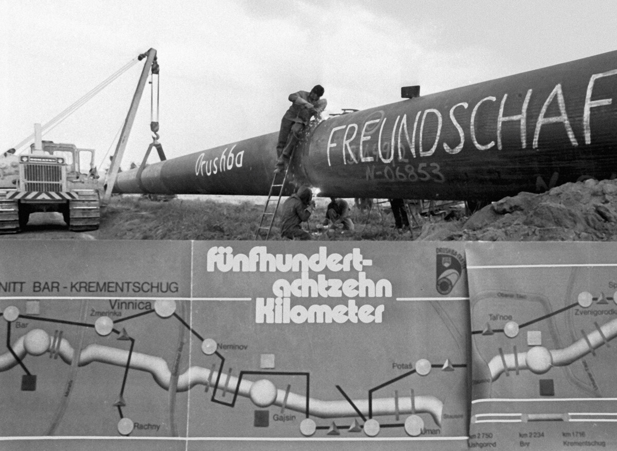 Arbeiter-Schweißer schweißen einen weiteren Abschnitt der Rohre an der Grenze zwischen Orenburg und der UdSSR-Gaspipeline, 1976.