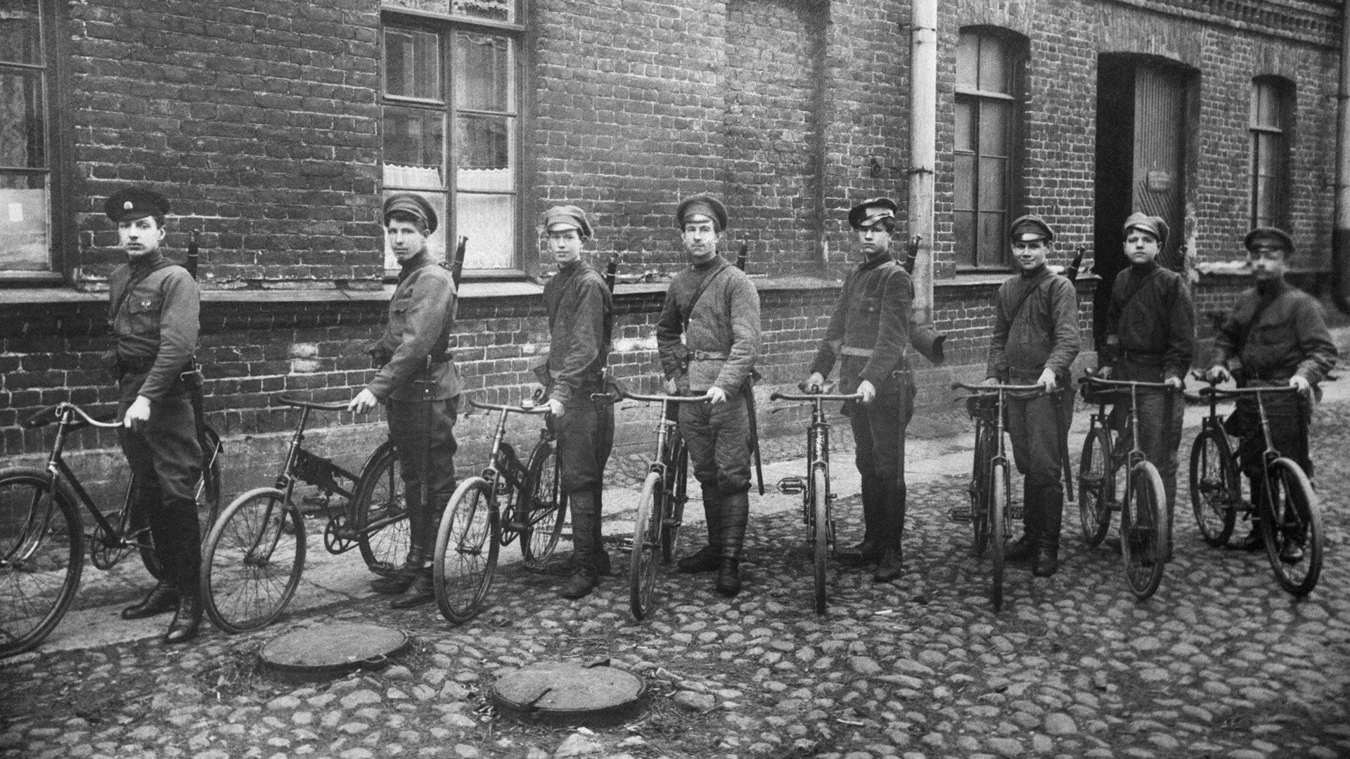 Outubro de 1918 RSFSR. Petrogrado. Membros da equipe militar de ciclistas sob a administração do Conselho de Comissários do Povo em uma das ruas da cidade durante a Guerra Civil.