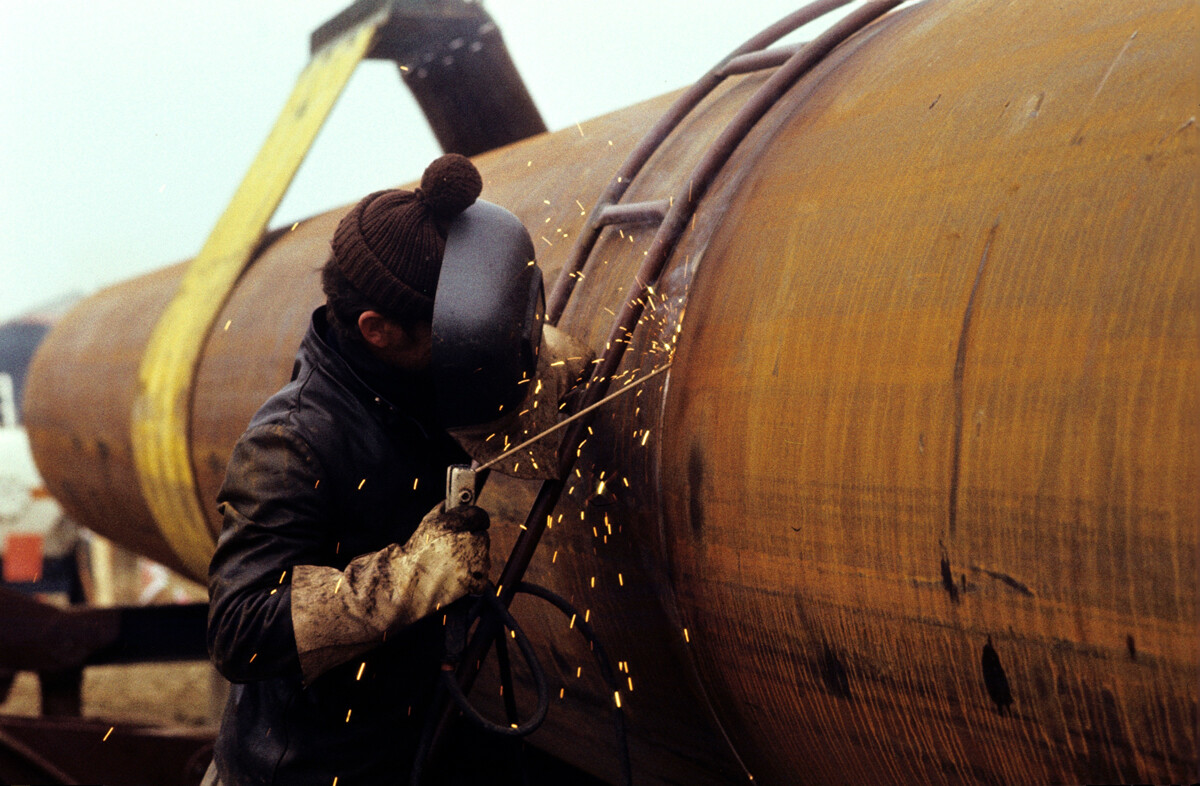 Трасе за природен газ близо до Городенка, полагане на газопровод, завършване на газопровода Дружба: заварчик на работа, 1982/1983
