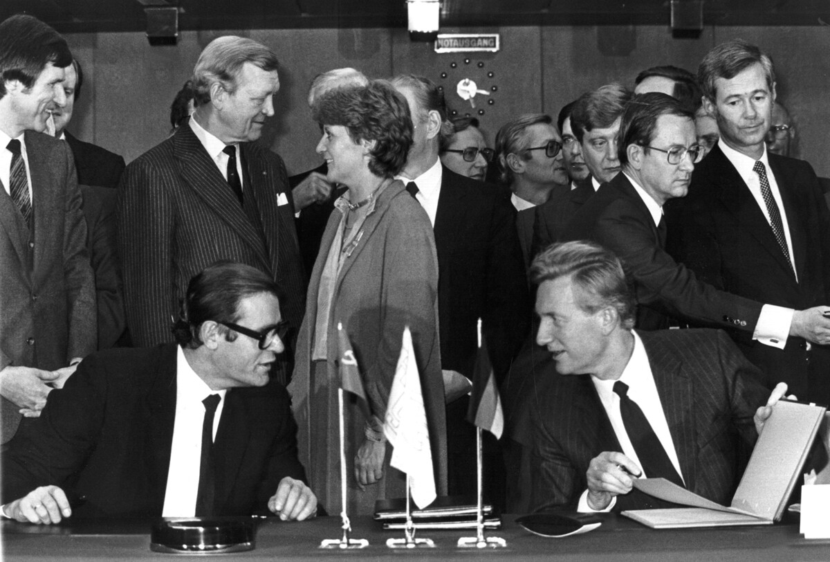 Юрий Барановски (вляво), директор на износа на съветски газ, и Клаус Лизен (вдясно) от изпълнителния съвет на Ruhrgas AG подписват договор за германско-съветския бизнес с природен газ в централата на Ruhrgas AG в Есен на 20 ноември, 1981 г.