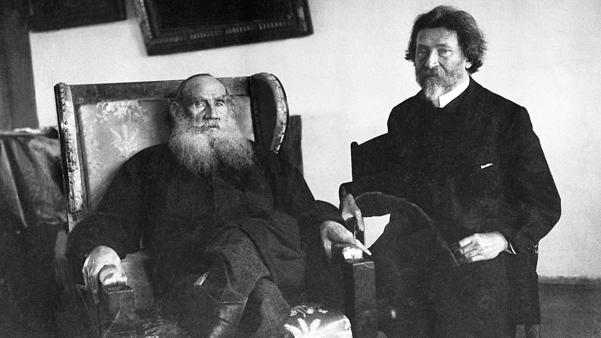 Ruski pisatelj Lev Tolstoj (levo) in slikar Ilja Repin na Tolstojevi posesti Jasna Poljana 