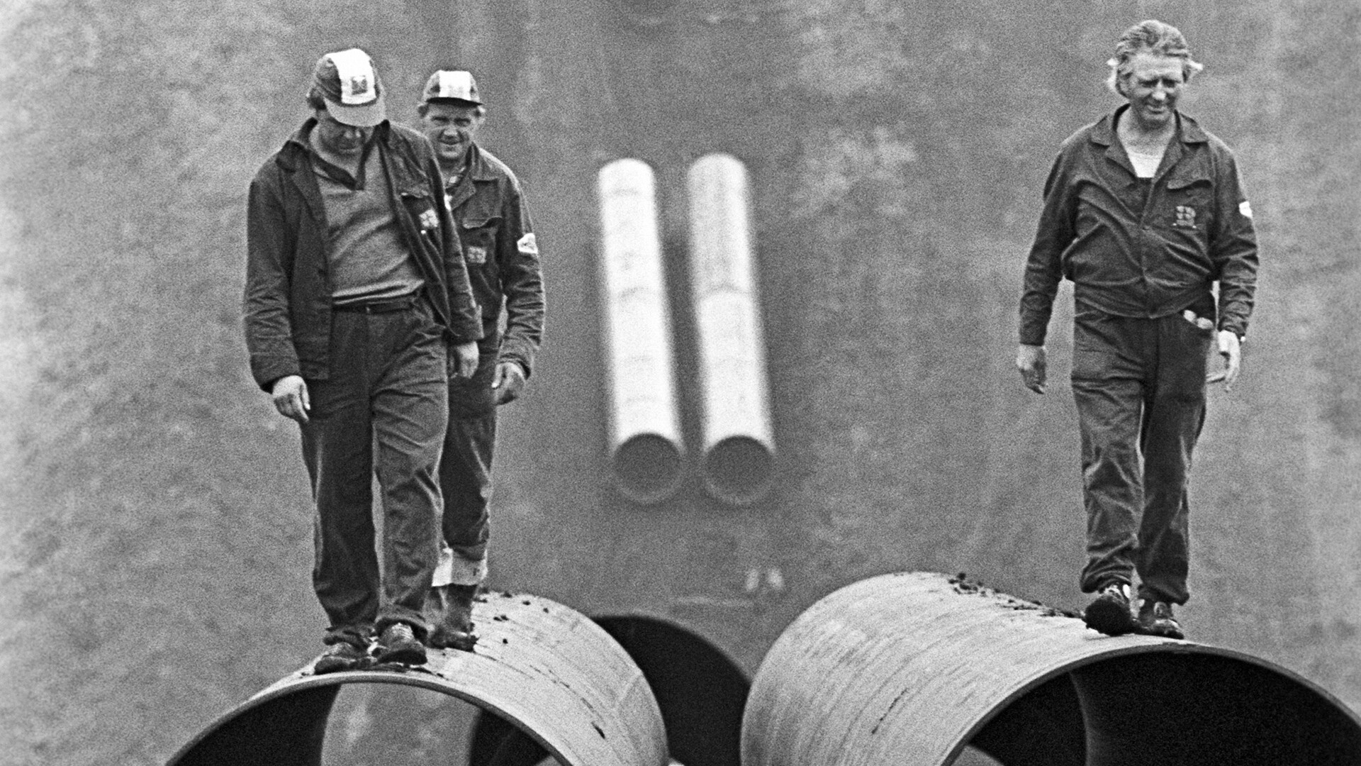 Des travailleurs marchent le long des tuyaux du gazoduc Orenbourg