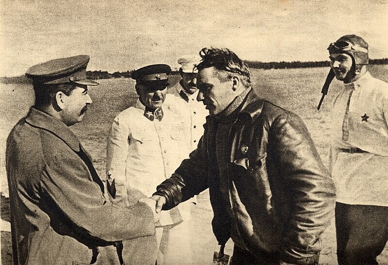 Čkalov pozdravlja Stalina