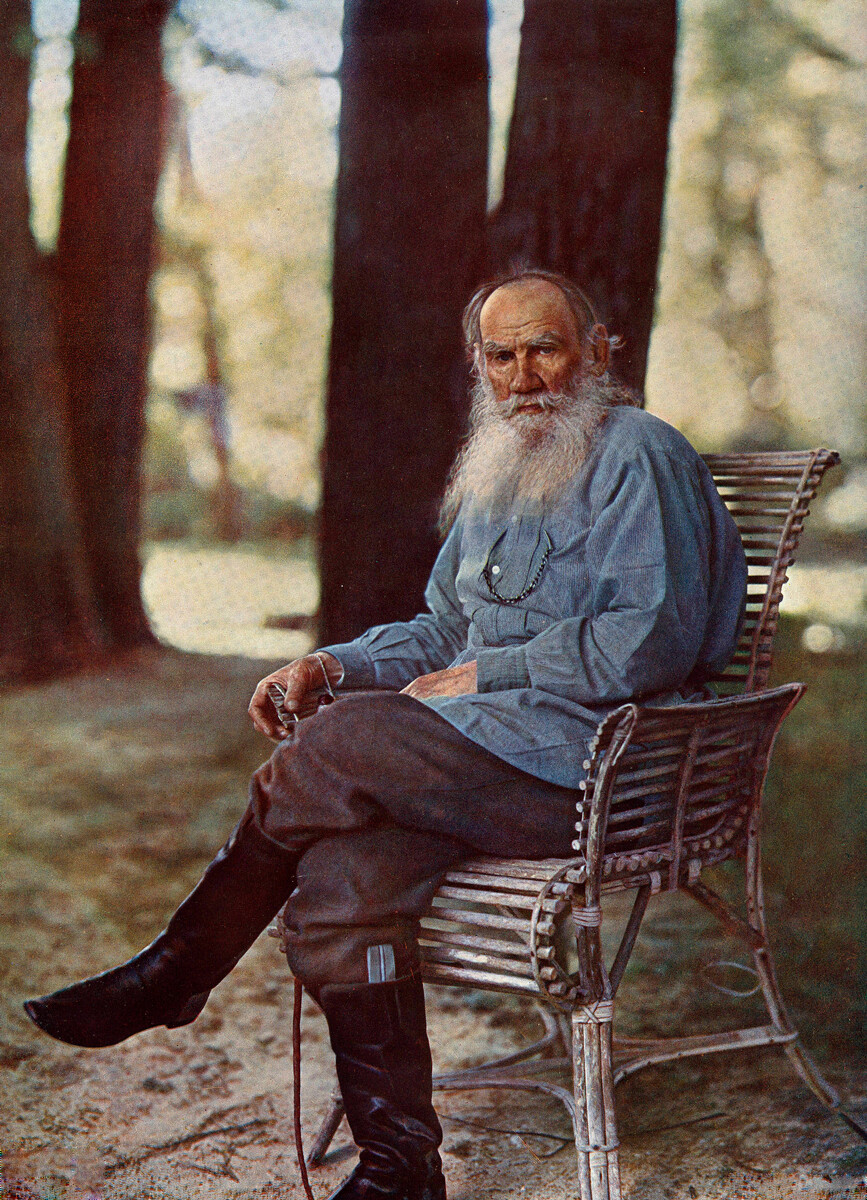 Farbfotografisches Porträt von Leo Tolstoi in Jasnaja Poljana, von S. M. Prokudin-Gorski, Mai 1908.