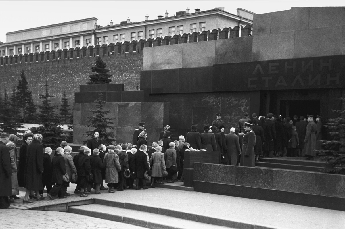 Eine Schlange vor dem Lenin- und Stalin-Mausoleum auf dem Roten Platz in Moskau. 1957.