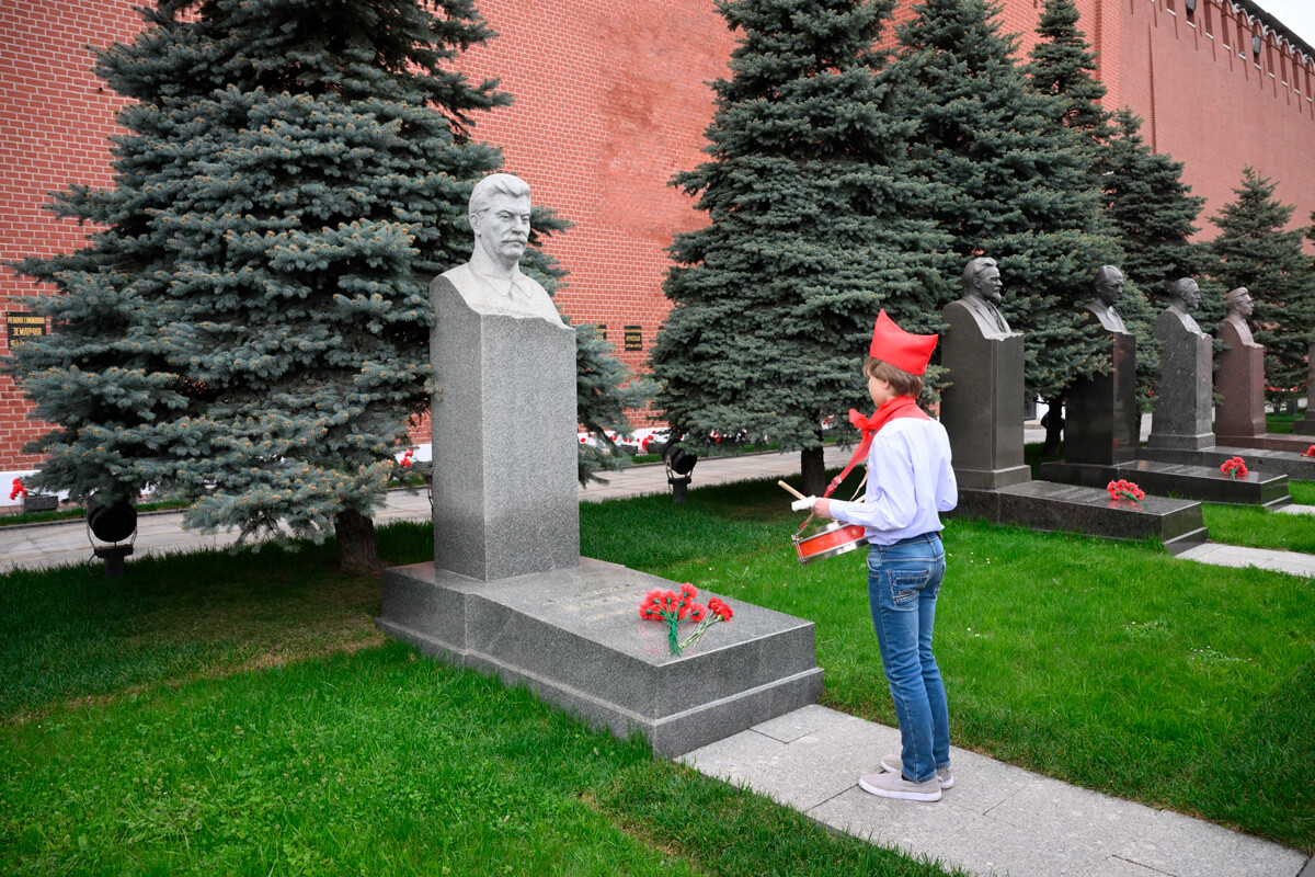Ein junger Teilnehmer an der von der Kommunistischen Partei Russlands auf dem Roten Platz am Grab von Joseph Stalin, dem Vorsitzenden des Ministerrats der UdSSR, veranstalteten Pionierrekrutierungszeremonie. 2022.