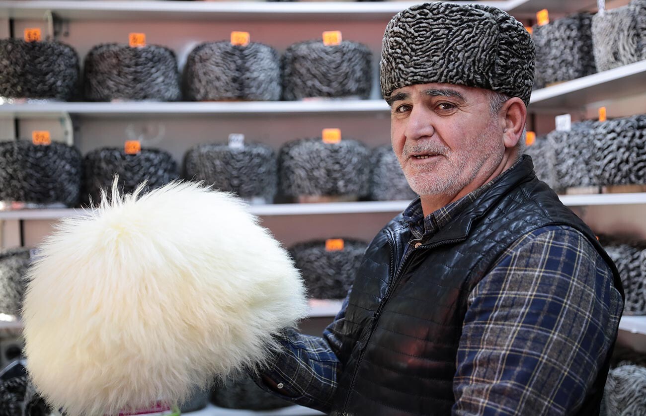 Магазин с папахами на рынке Беркат в Грозном