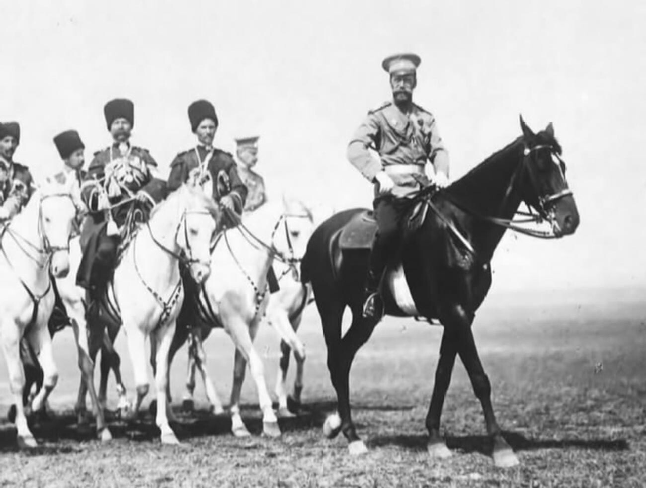 Николай II с казаками императорского конвоя