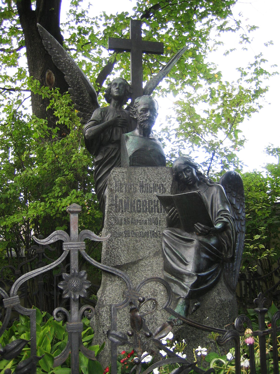 Надгробие на могиле Чайковского на Тихвинском кладбище