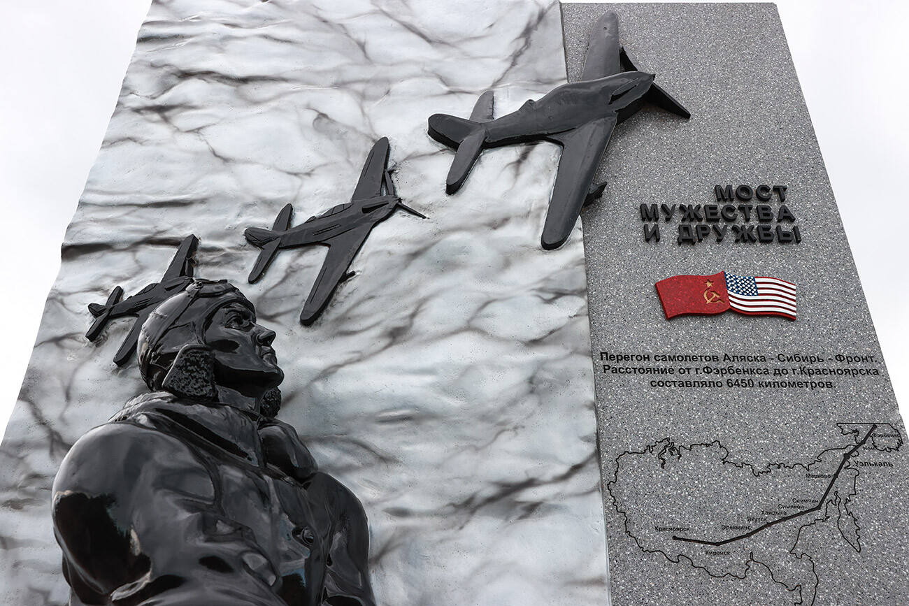 Споменик пилотима Алсиба у селу Уељкаљ. Чукотски аутономни округ.