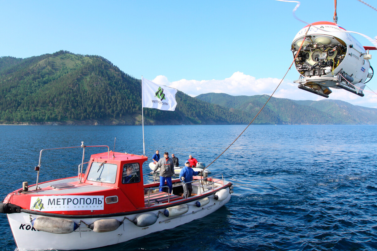 Kapal selam Mir-2 bersiap untuk memeriksa dasar Baikal.