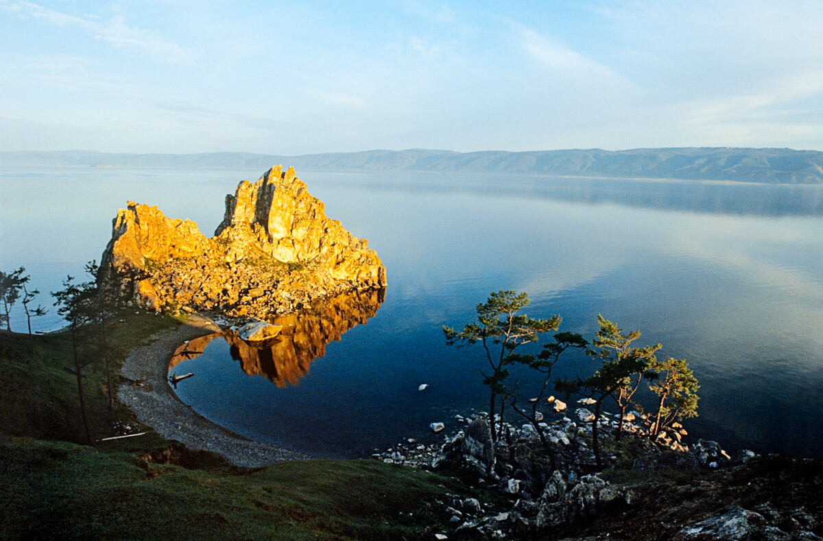 Batu Syaman, sebuah batu di dekat Danau Baikal, di hulu Sungai Angara di Pulau Olkhon.