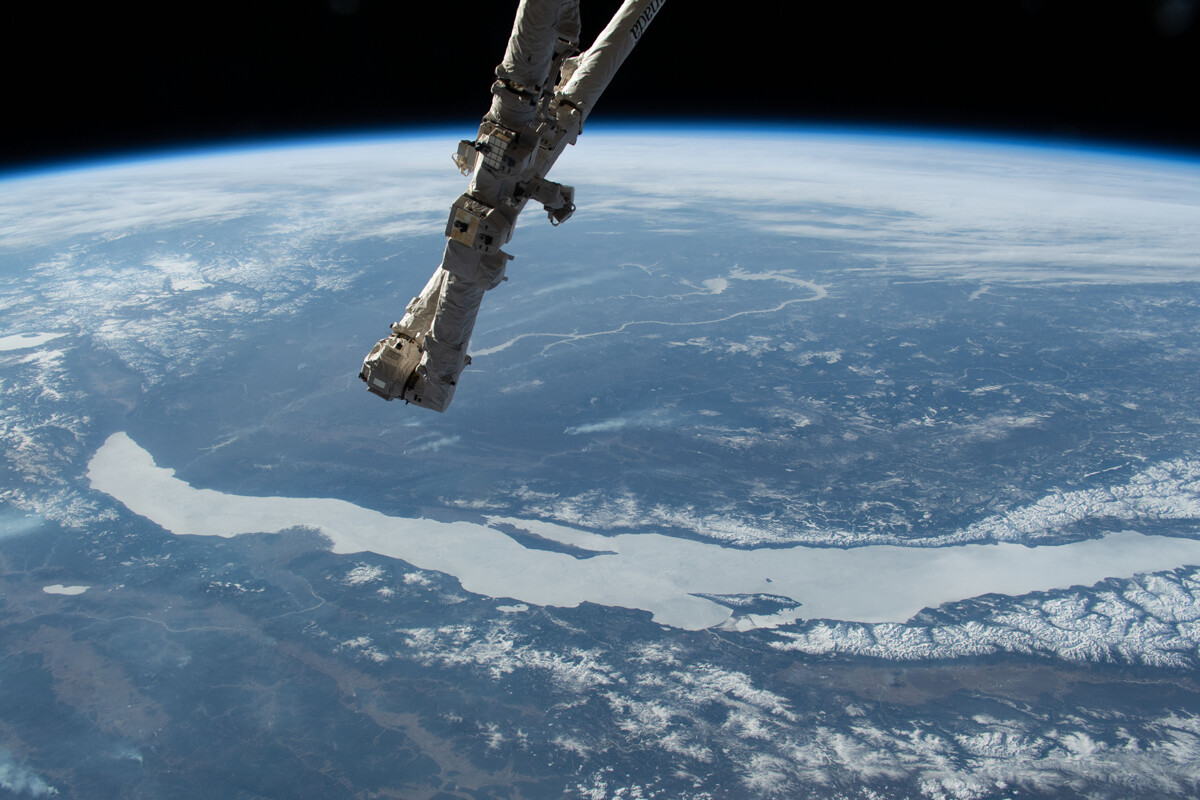 Mednarodna vesoljska postaja je krožila nad Rusijo, ko je bila posneta ta fotografija Bajkalskega jezera