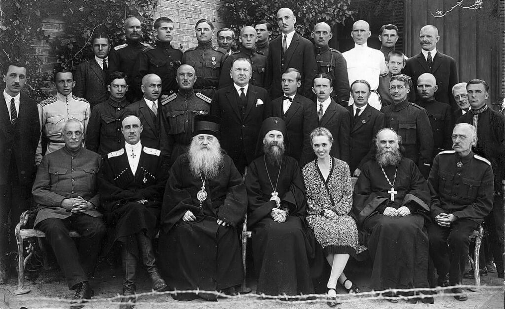 В. В. Сташевски у другом реду, иза леђа супруге П. Н. Врангела