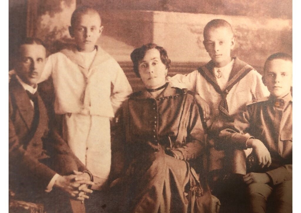 Сташевски са породицом у Београду, 1930-те. Снимак је први пут објављен на сајту „Русская Сербия“