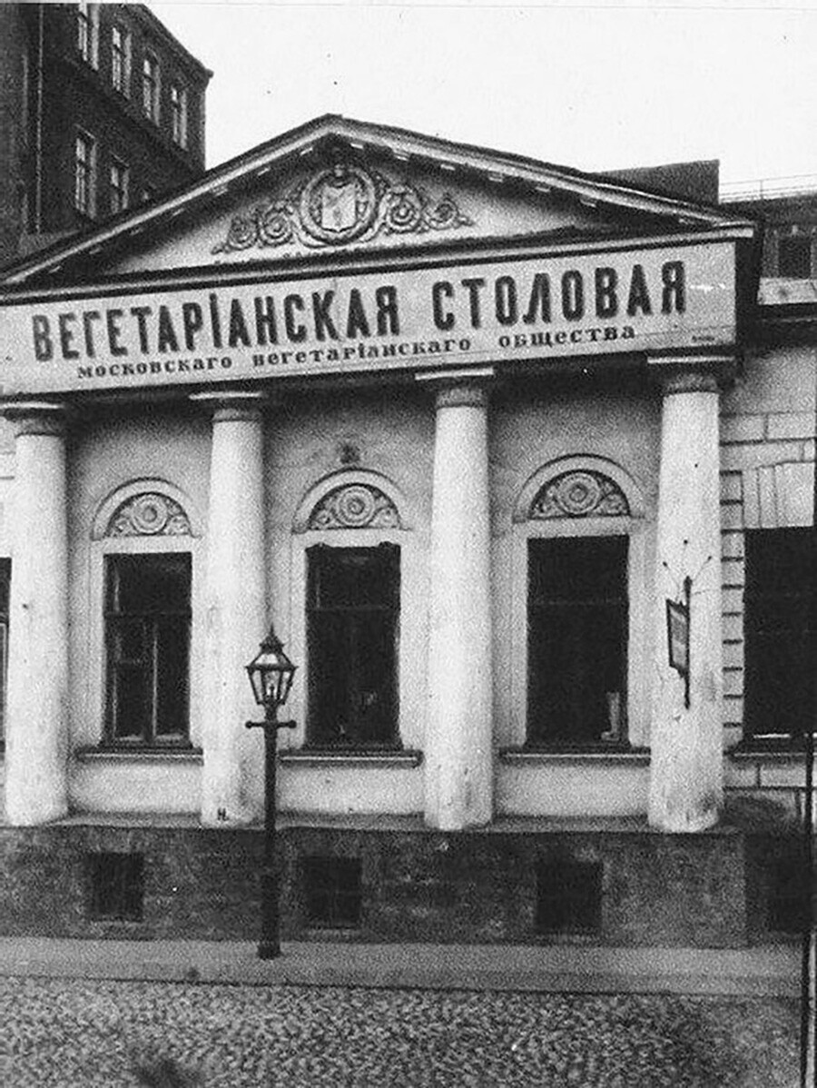 Cantina vegetariana no bulevar Nikitsky, Moscou, década de 1910
