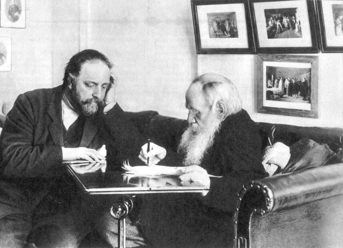 Lev Tolstói com seu amigo Vladimir Tchertkov, que provavelmente o apresentou ao vegetarianismo