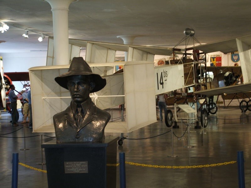 Busto de Santos-Dumont y una réplica de su 14BIS