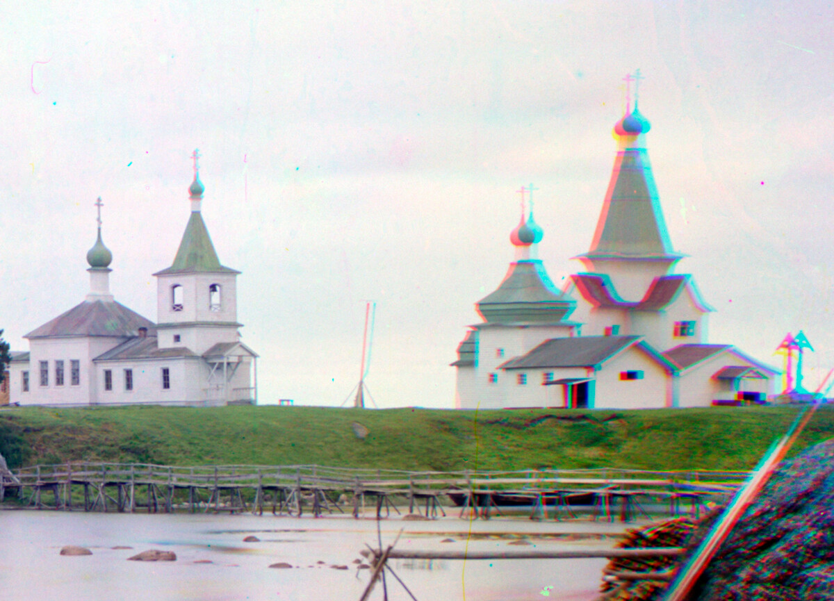 Shuyeretskoye ensemble of wooden churches. From left: Church of St. Clement, Church of St. Paraskeva, St. Nicholas Church. Summer 1916