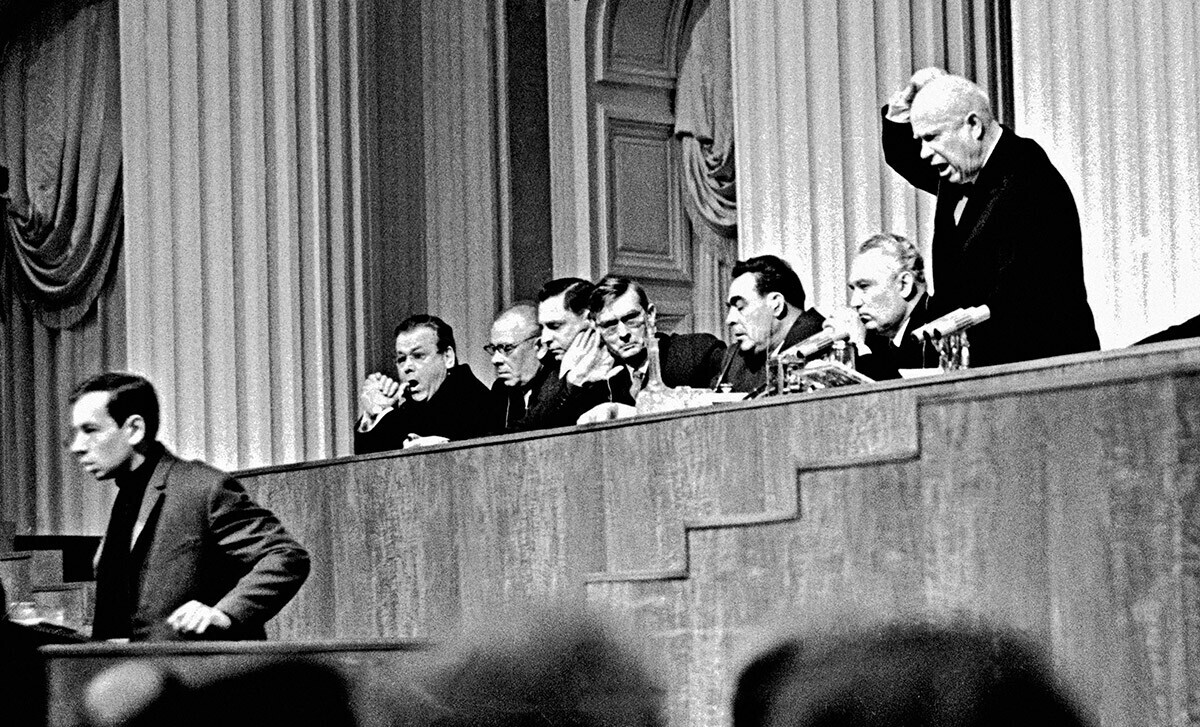 Nikita Hruščov kritizira mladog pjesnika Andreja Voznjesenskog