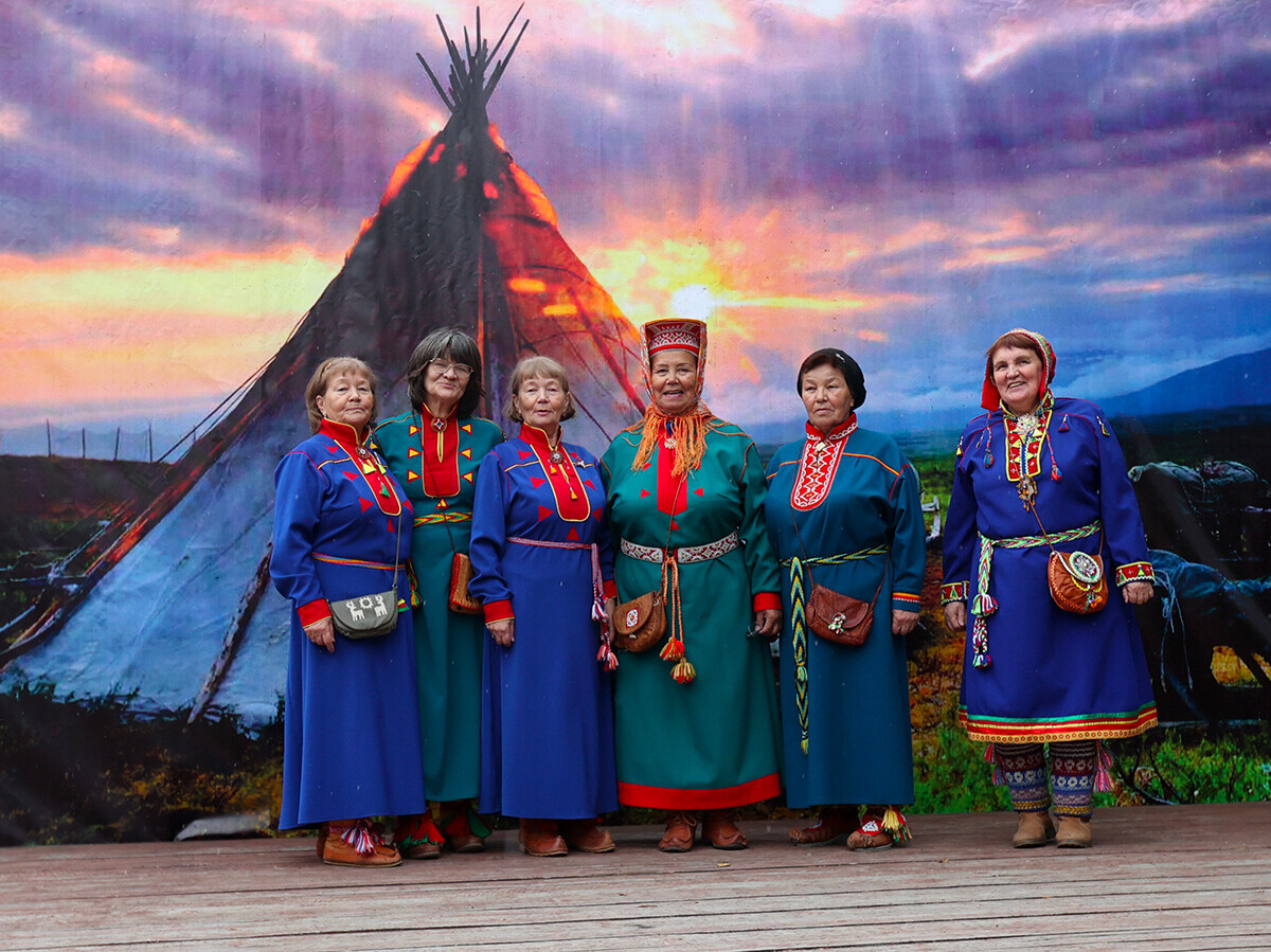 Peserta Pertandingan Nasional Saami menampilkan lagu-lagu daerah di Wilayah Murmansk.