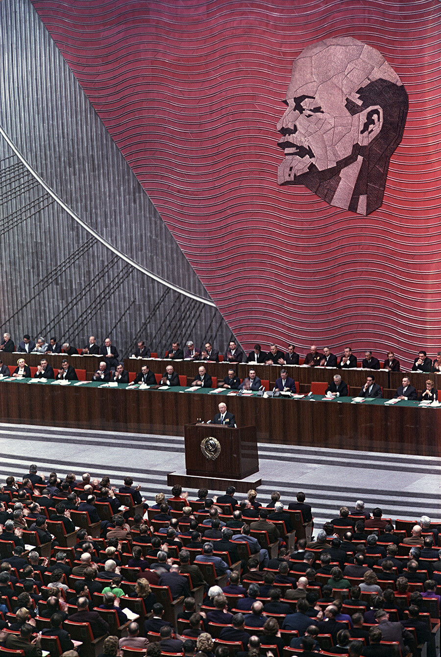 Kongres XXII Partai Komunis Uni Soviet, 1961. Nikita Khrushchev berpidato di mimbar.