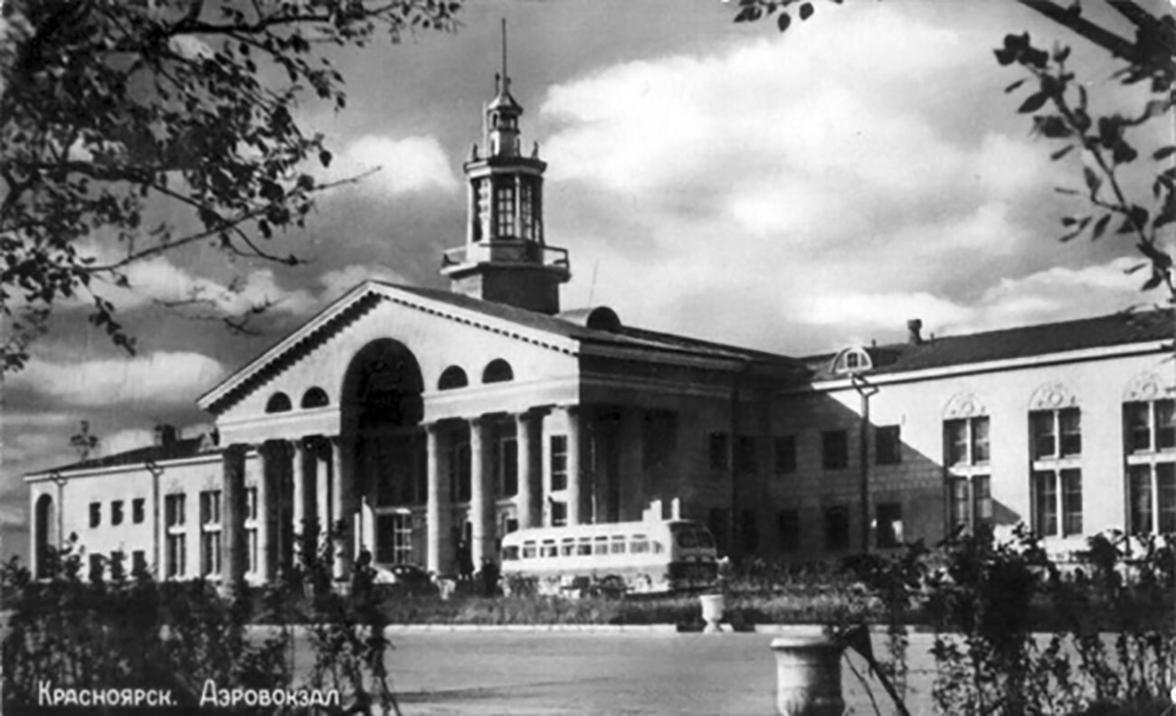 Старый аэропорт Красноярска, 1954-1950. На его месте сегодня Сквер героев Алсиба.