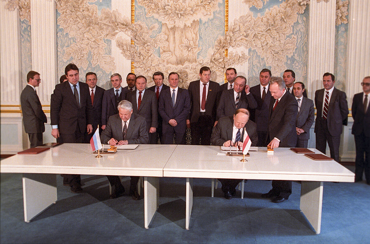 Boris Eltsine, président de la Fédération de Russie (à gauche) et Stanislaw Chouchkievitch, président du Conseil suprême de la République de Biélorussie, signent l'Accord sur la création de la Communauté des États indépendants (CEI) le 8 décembre 1991