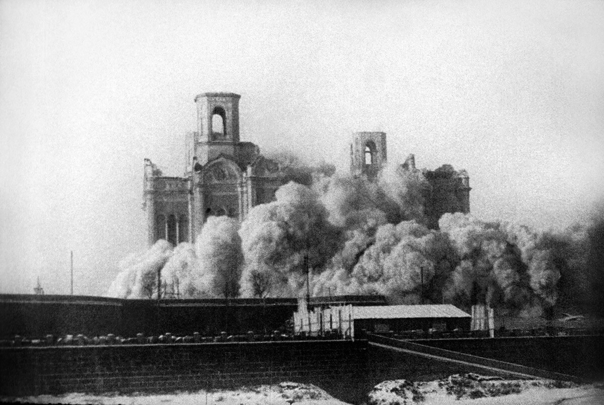 Fotografija prikazuje uničenje katedrale Kristusa Odrešenika na ulici Volhonka med obnovo Moskve. 1931