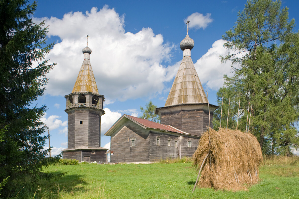 Oshevensk (Pogost). Il campanile e la chiesa dell'Epifania. Vista sud-ovest. 14 agosto 2014
