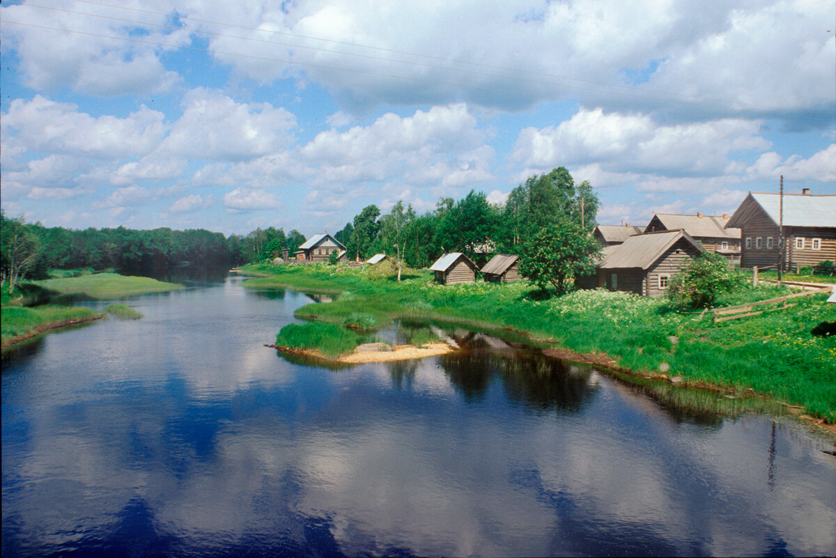 Oshevensk (Pogost). Vista dal ponte sul fiume Churyega. 18 giugno 1998