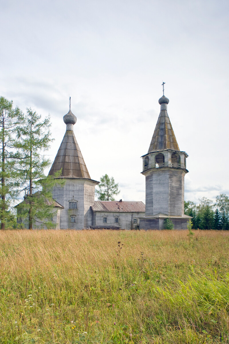 Oshevensk. Campanile e chiesa dell'Epifania. Vista nord. 14 agosto 2014