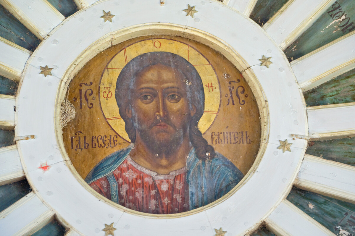 Oshevensk. Chiesa dell'Epifania. Immagine di Cristo Pantocratore (sovrano di tutti) al centro del soffitto. 14 agosto 2014
