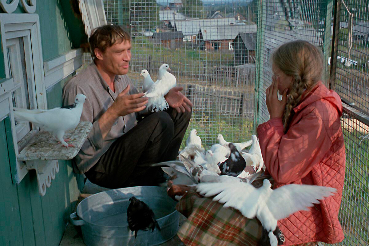 Un fotogramma del film “Ljubov i golubi” (ossia: “L’amore e i colombi”)