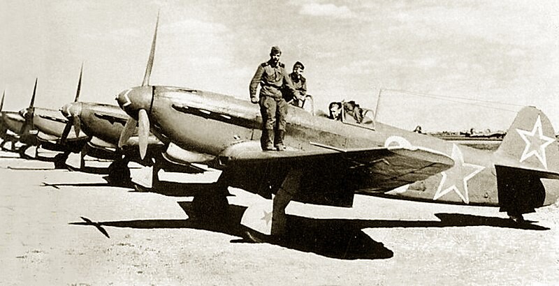 Un escuadrón de cazas Yak-9D del Grupo de Aviación Especial en un aeródromo cerca de Foggia (Italia). 1944.