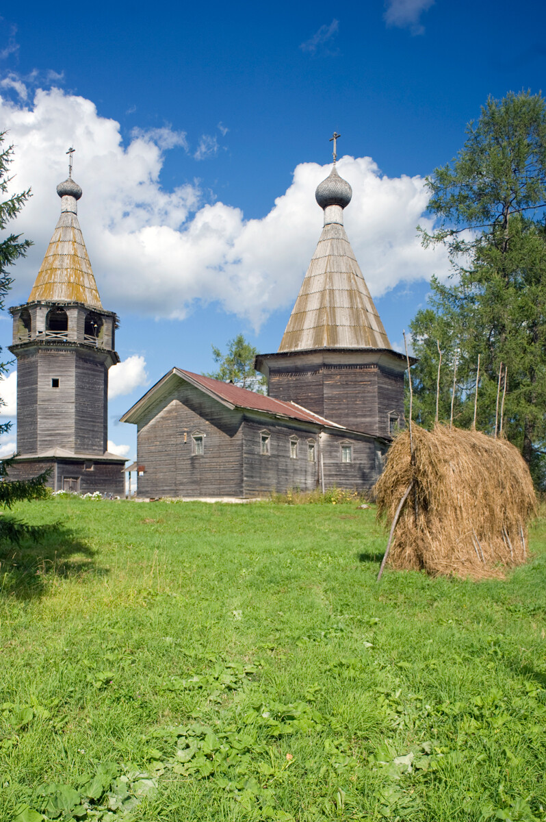 Ochevensk. Clocher et église de l'Épiphanie. Vue sud-ouest. Photographie: William Brumfield. 14 août 2014