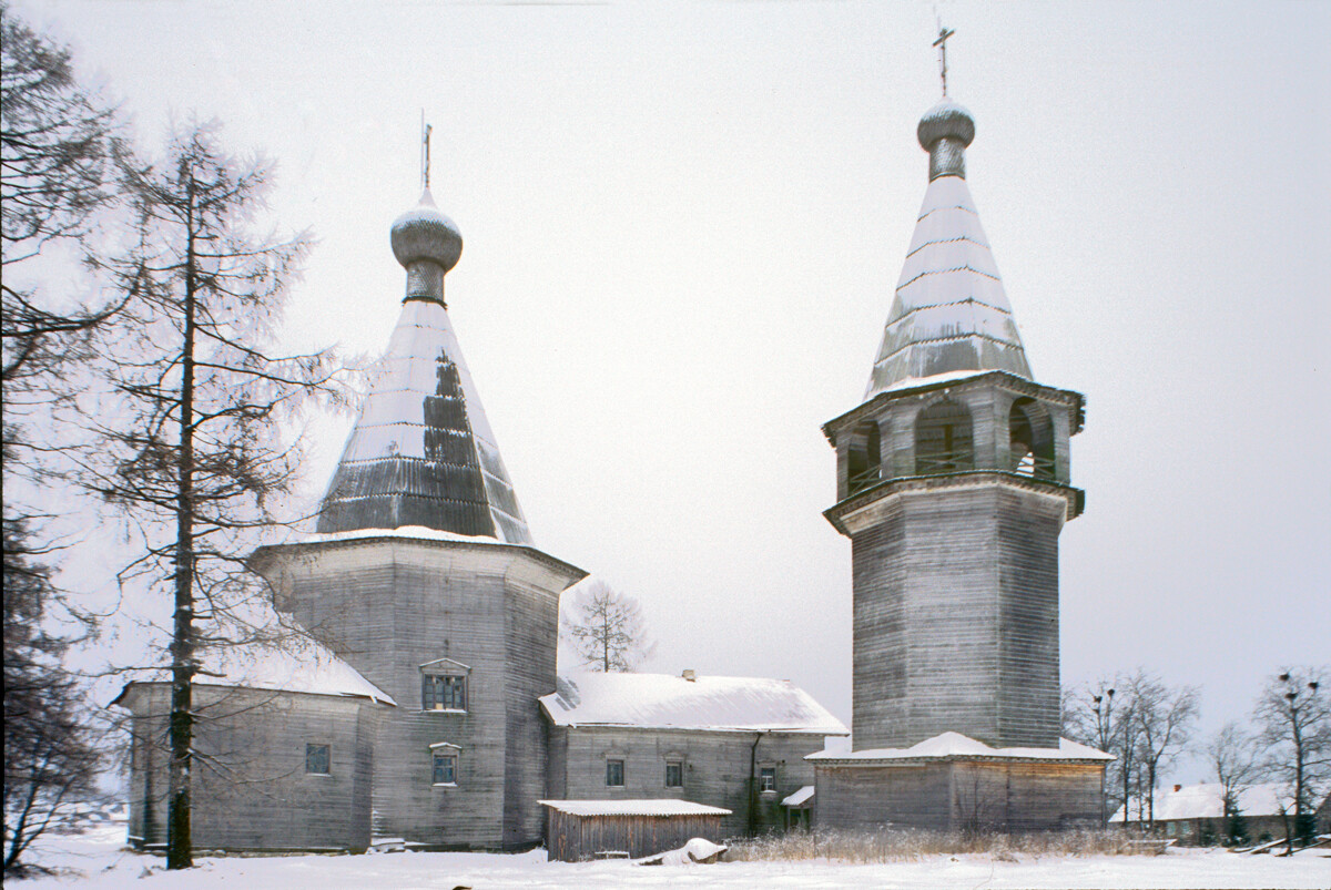 Ochevensk. Clocher et église de l'Épiphanie. Vue nord-est. Photographi : William Brumfield. 27 novembre 1999