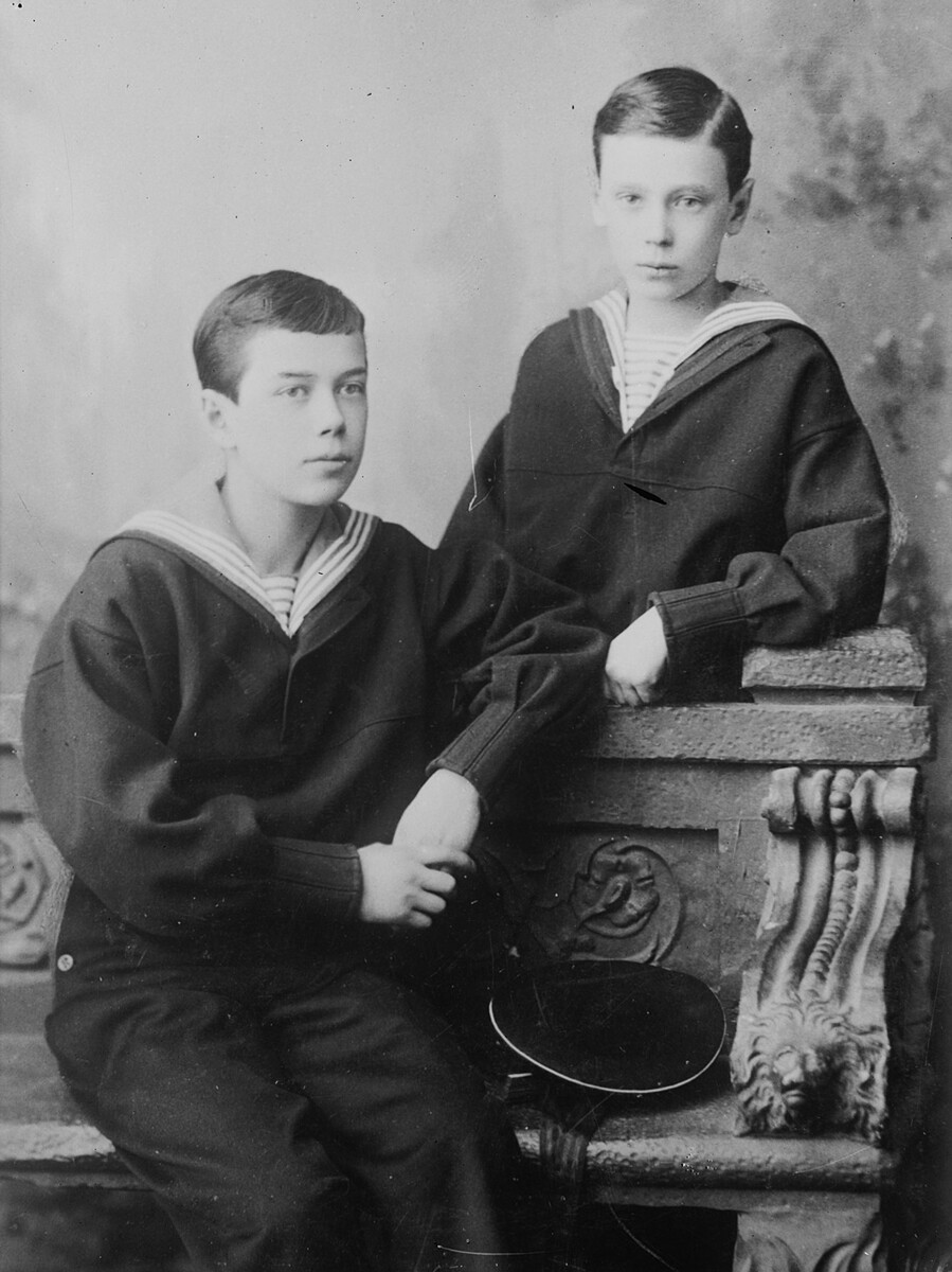 El zar Nicolás II a los 15 años junto a hermano 