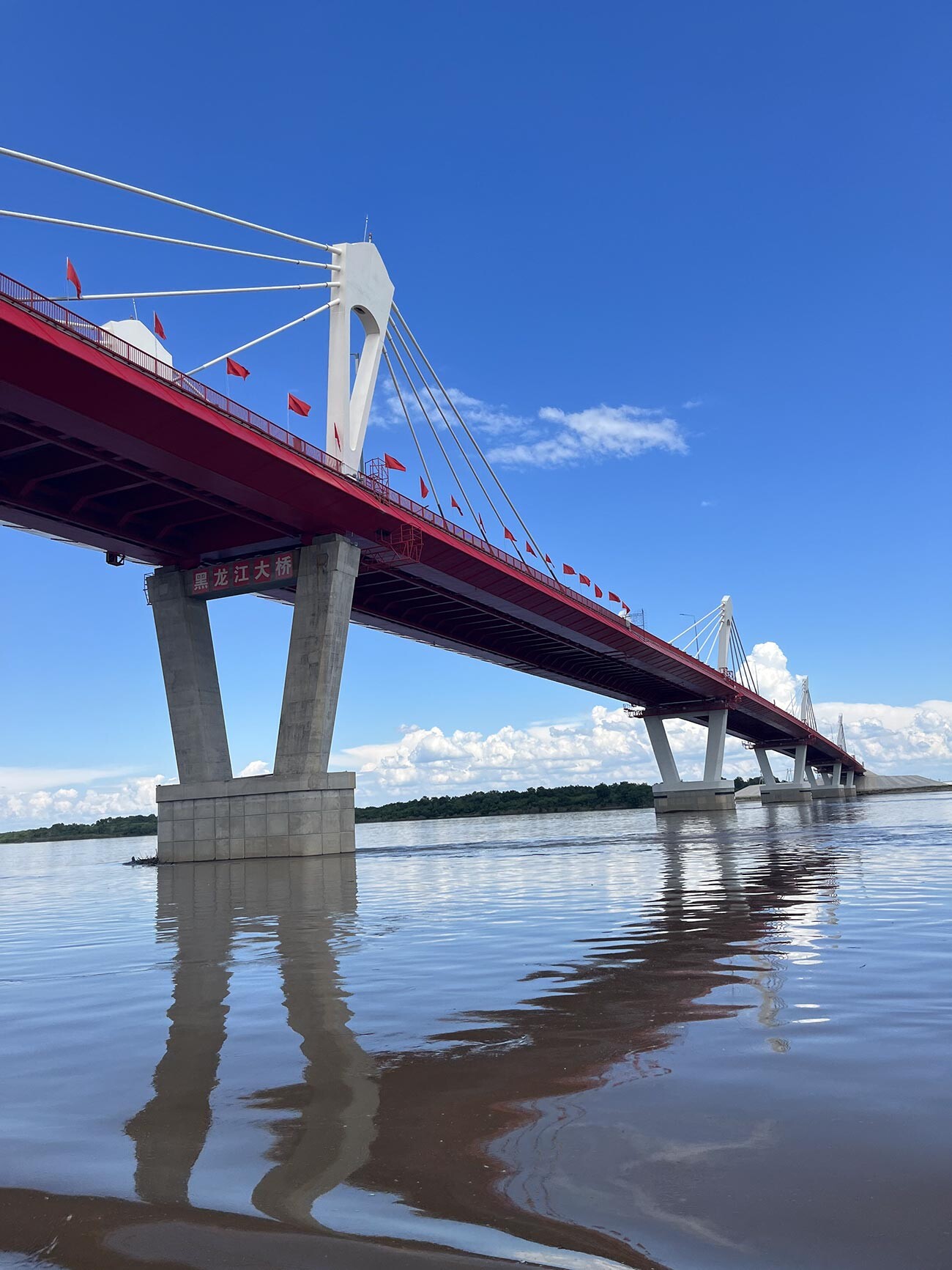 Sebuah jembatan baru di atas Sungai Amur.