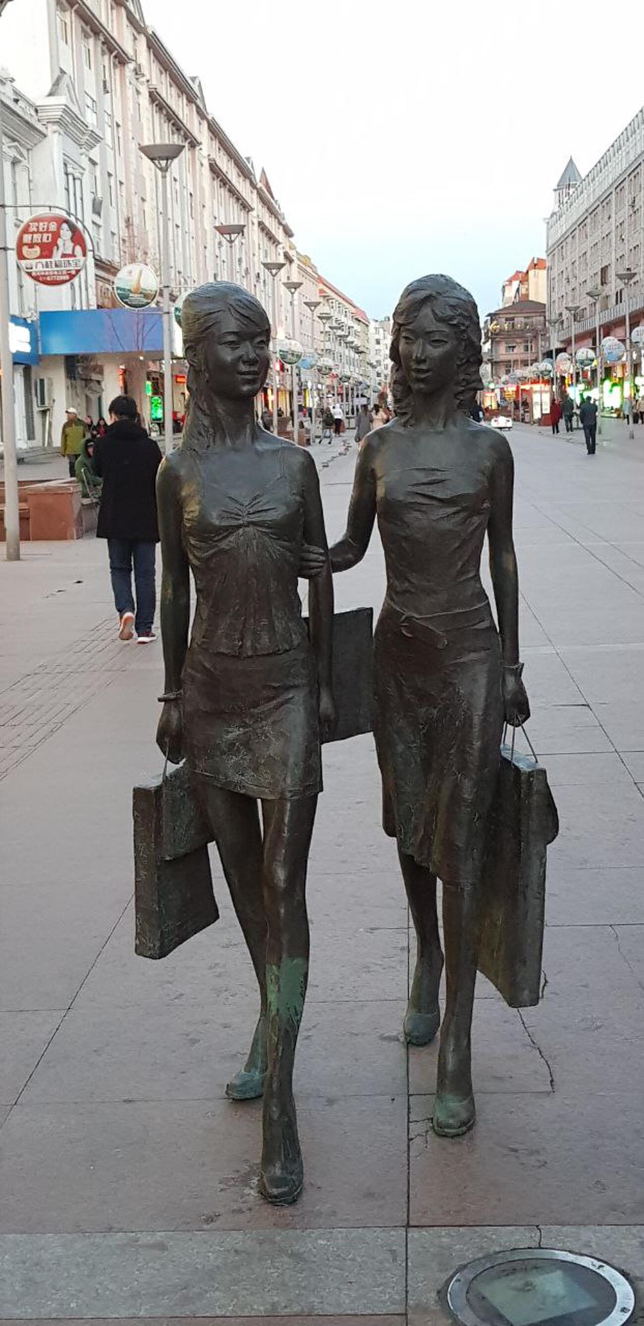 Patung gadis-gadis berbelanja di Heihe.