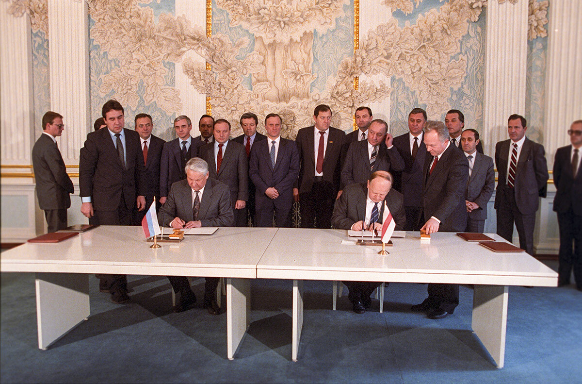 1991年のベロヴェーシ合意を署名するボリス・エリツィン（左）とスタニスラフ・シュシケビッチ（右）。ベロヴェーシ合意がソビエト連邦の解体と独立国家共同体（CIS）の設立を正式的に宣言した。