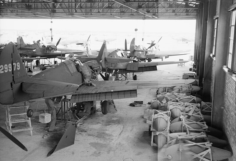 Tovarna za sestavljanje ameriških bojnih letal, namenjenih Rusiji, nekje v Iranu marca 1943.
