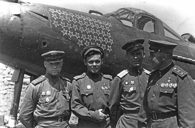 Sovjetski piloti pozirajo pred letalom Airacobra, 1944.
