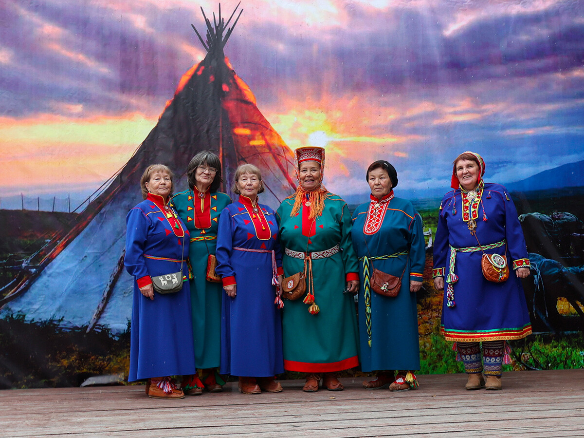 Alcuni partecipanti ai Giochi nazionali lapponi intonano canti popolari nella regione di Murmansk