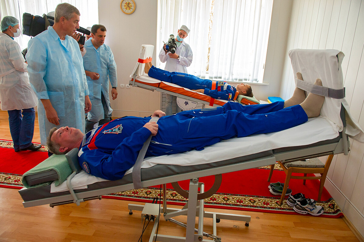 Člana glavne posadke vesoljskega plovila 'Sojuz TMA-14M': kozmonavta Roskosmosa Aleksandr Samokutjajev in Jelena Seròva med vestibularnim usposabljanjem na kozmodromu 