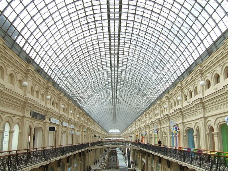 Estructura metálica de la cubierta transparente de la bóveda de cañón de los grandes almacenes GUM de Moscú