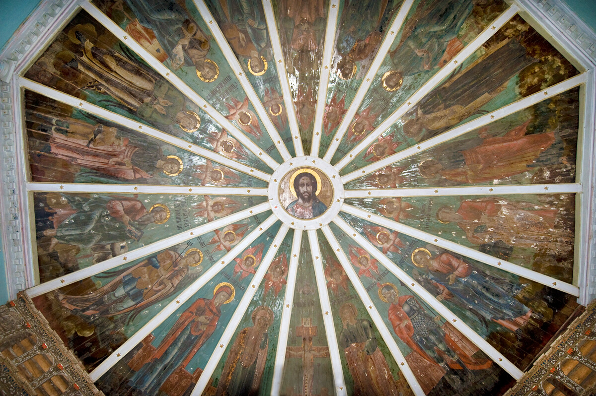 Oševensk. Cerkev Gospodovega razglašenja. Celoten pogled na poslikan strop (vzhodni del spodaj). 27. december 2014
