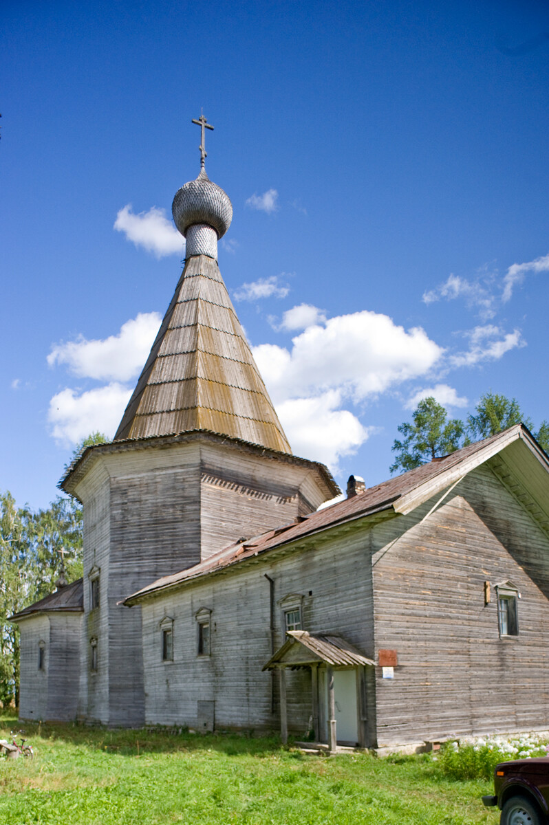 Cerkev Gospodovega razglašenja, pogled na severozahod. V ospredju: refektorij. 14. avgust, 2014
