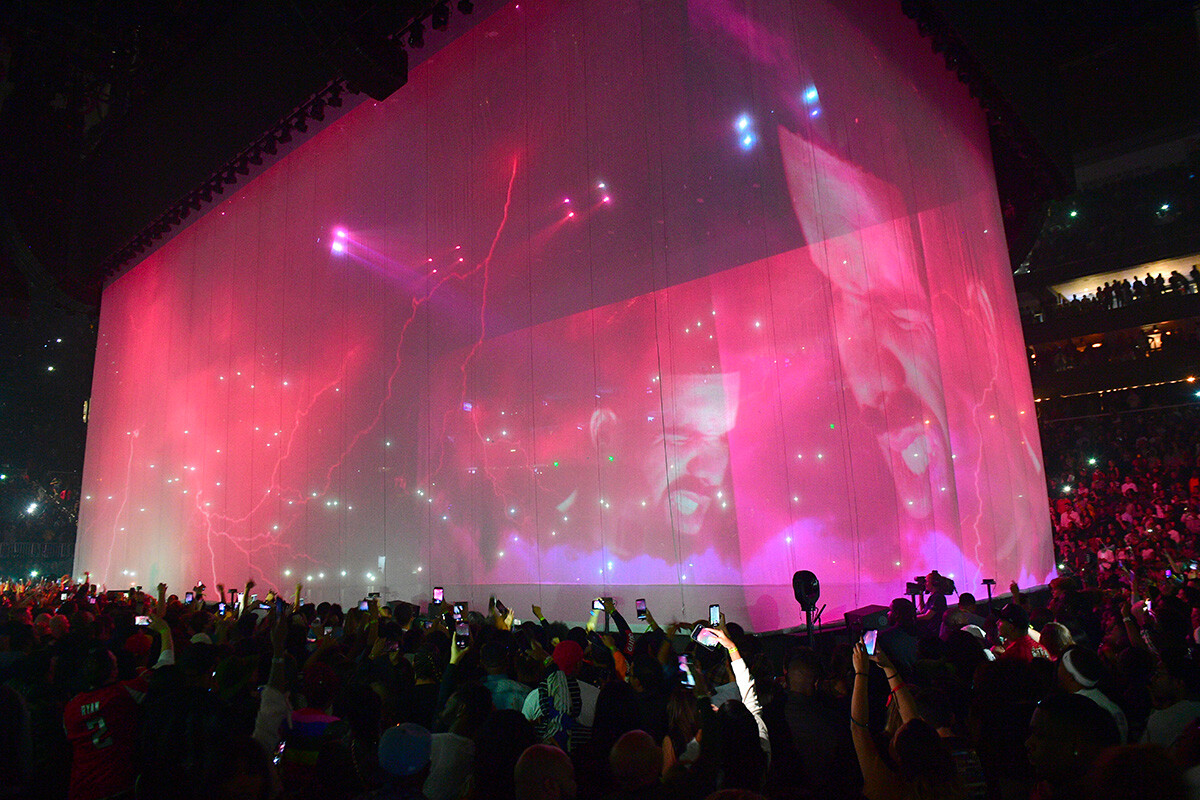 Drake performs onstage during the Final Stop of 'Aubrey & The three Amigos Tour' 